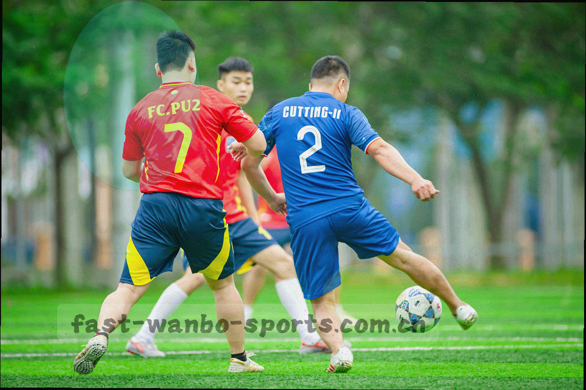 体育赛事现场，运动员奋力冲刺的瞬间